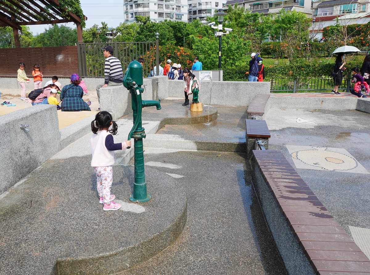 【新北特色公園】鶯歌永吉公園 親子公園/三層樓旋轉溜滑梯/3D彩繪/炮仗花拱門走廊 - 第6張圖