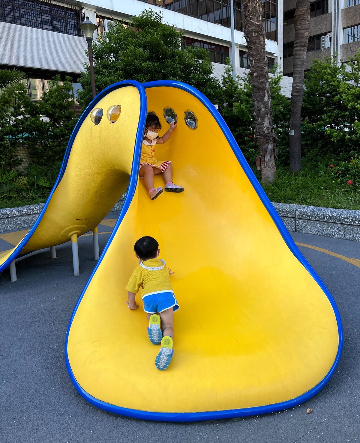 台北|金山公園特色遊戲場 沙坑/攀爬網/盪鞦韆,榕錦時光旁的小巧公園! - 第6張圖
