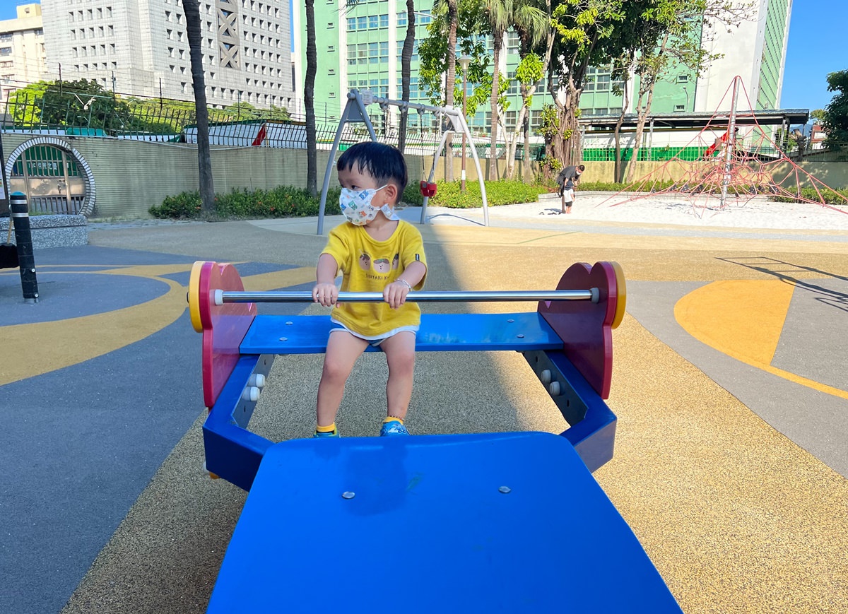 台北|金山公園特色遊戲場 沙坑/攀爬網/盪鞦韆,榕錦時光旁的小巧公園! - 第10張圖