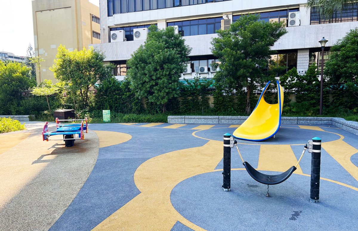 台北|金山公園特色遊戲場 沙坑/攀爬網/盪鞦韆,榕錦時光旁的小巧公園! - 第2張圖