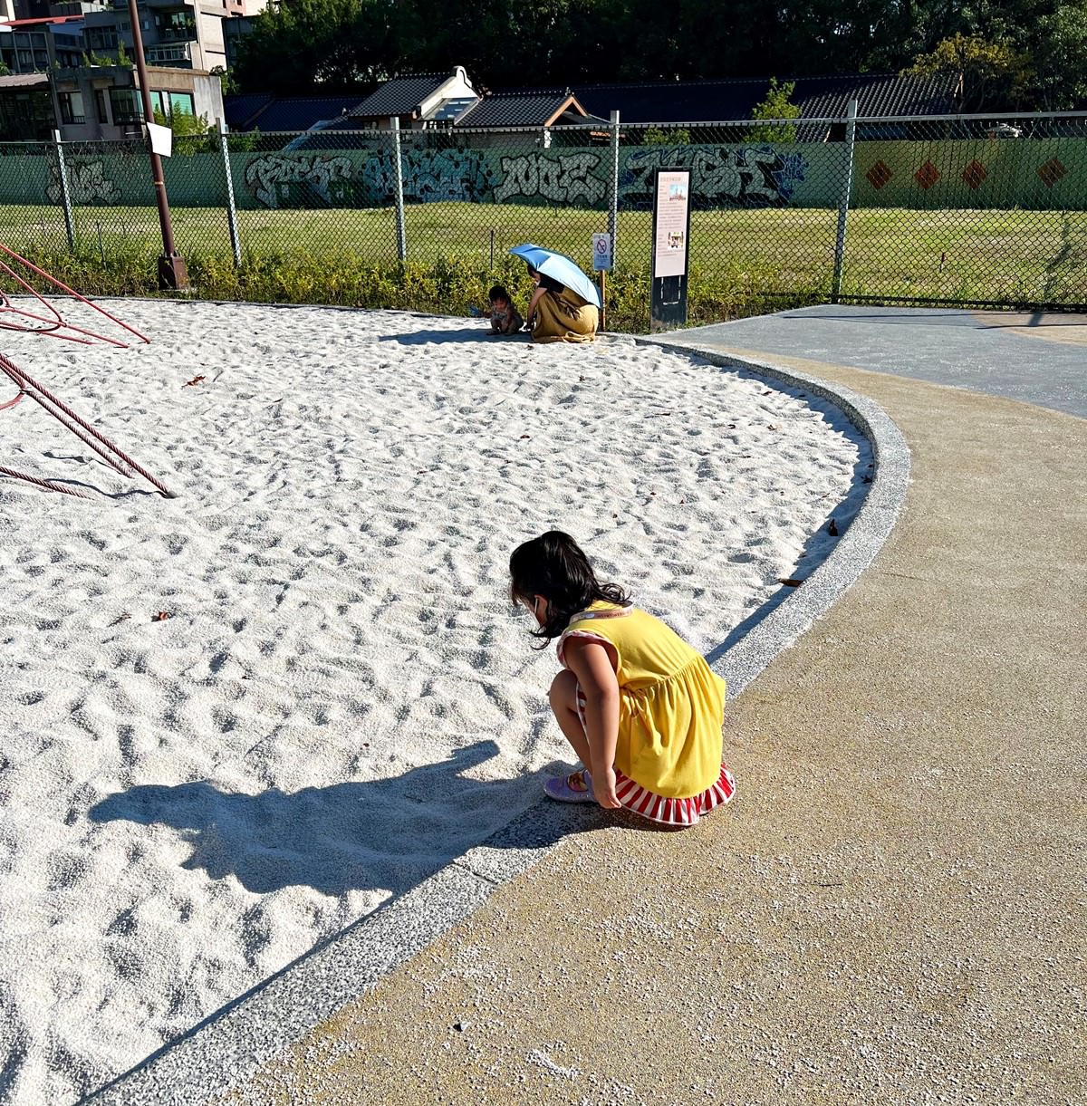台北|金山公園特色遊戲場 沙坑/攀爬網/盪鞦韆,榕錦時光旁的小巧公園! - 第4張圖