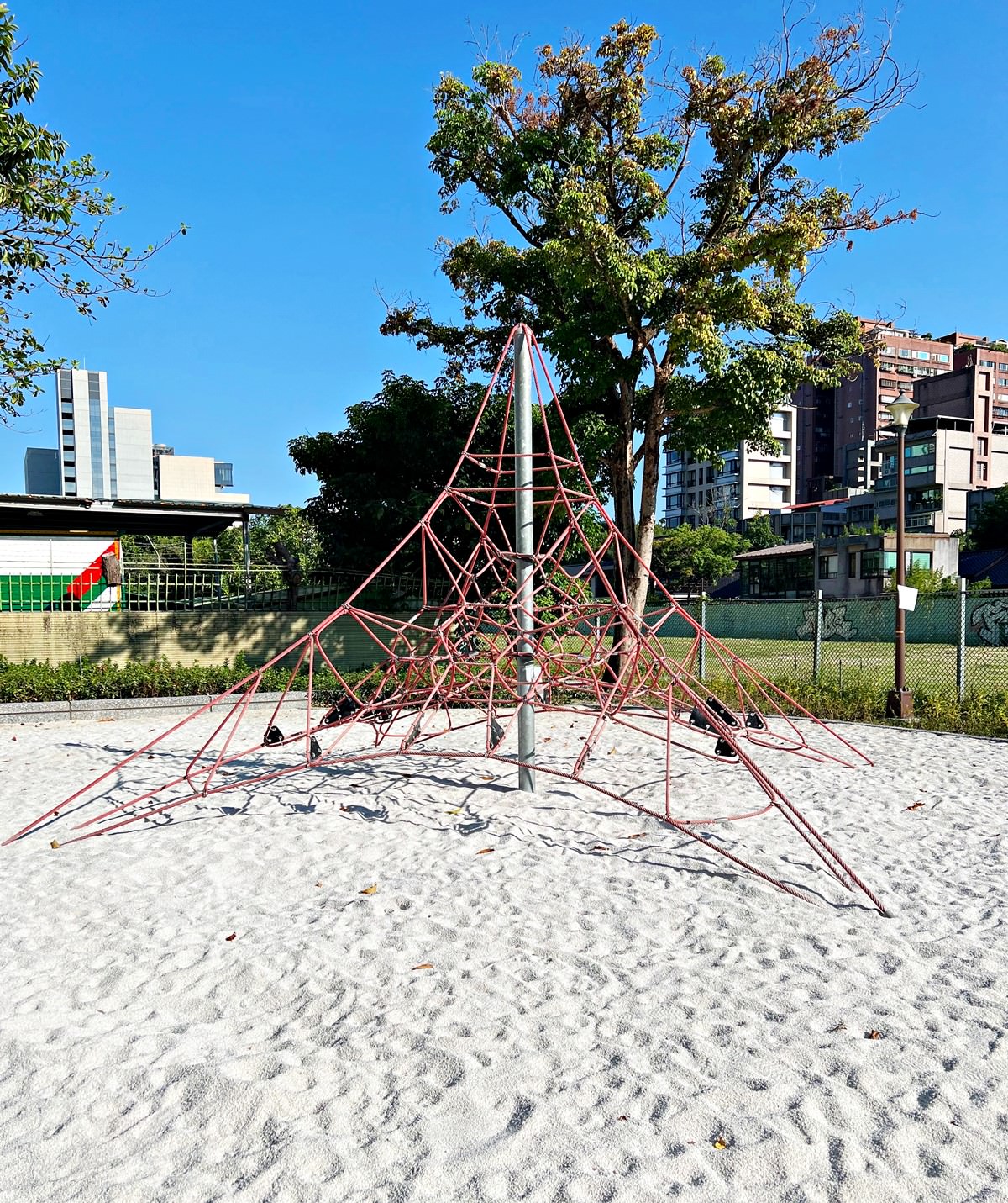 台北|金山公園特色遊戲場 沙坑/攀爬網/盪鞦韆,榕錦時光旁的小巧公園! - 第3張圖