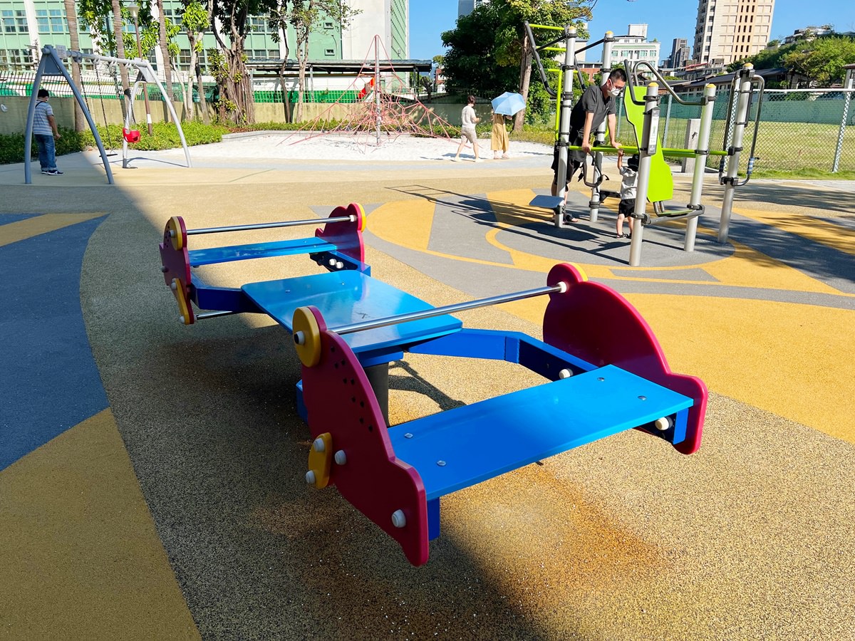 台北|金山公園特色遊戲場 沙坑/攀爬網/盪鞦韆,榕錦時光旁的小巧公園! - 第9張圖
