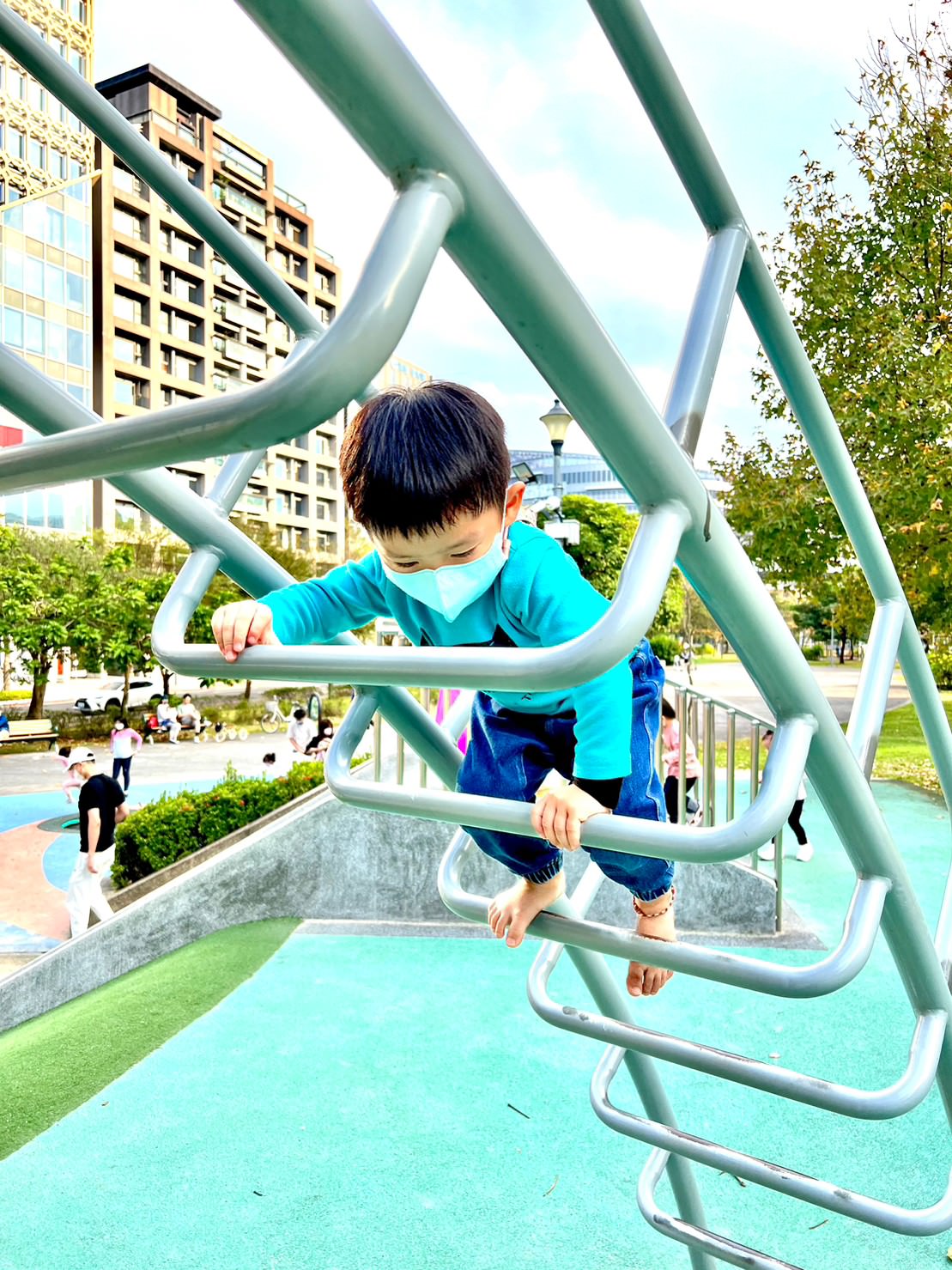 台北內湖公園推薦|明美公園 足球造型溜滑梯/超大戲沙池/磨石子溜滑梯 - 第7張圖