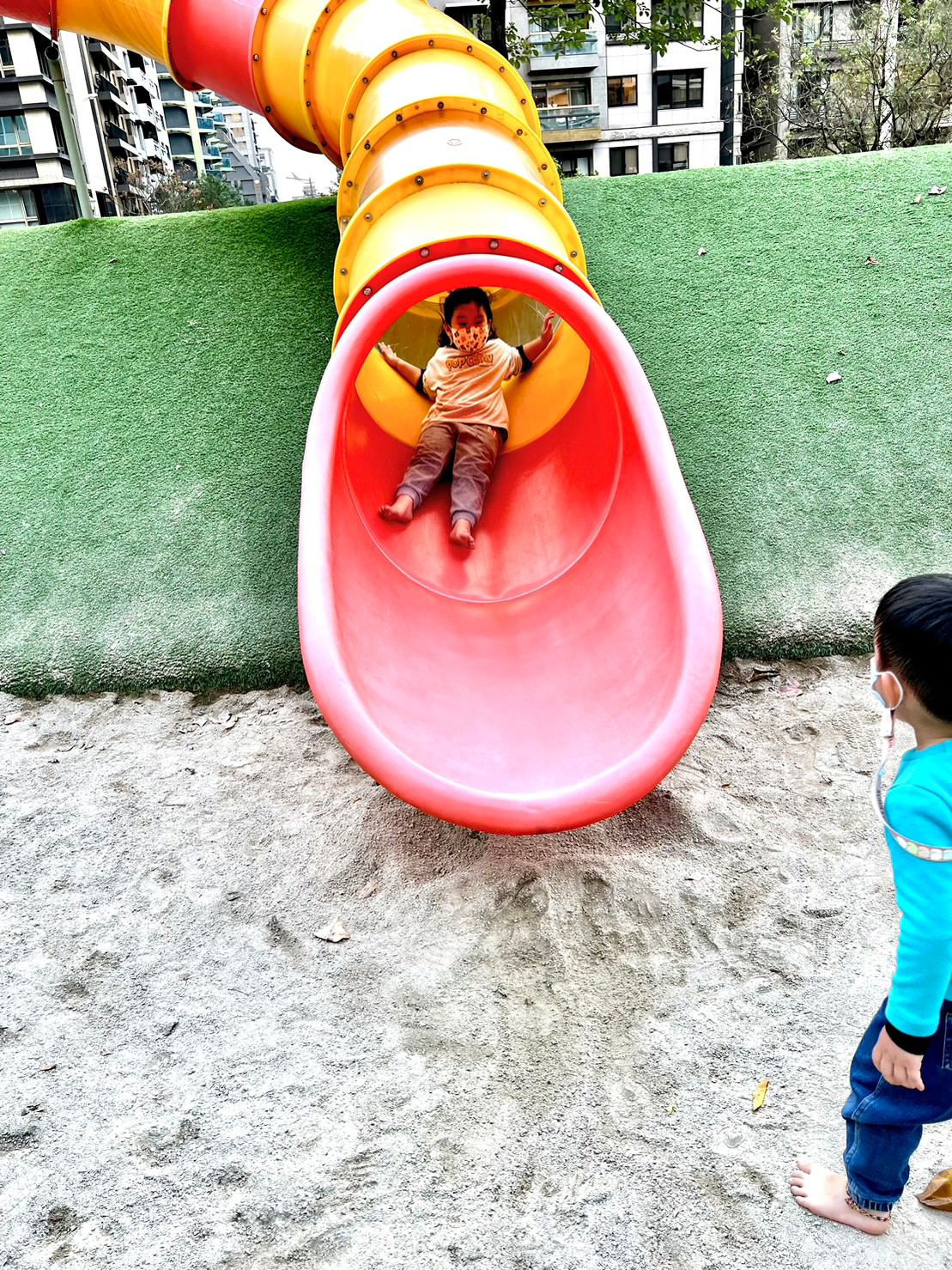 台北內湖公園推薦|明美公園 足球造型溜滑梯/超大戲沙池/磨石子溜滑梯 - 第8張圖