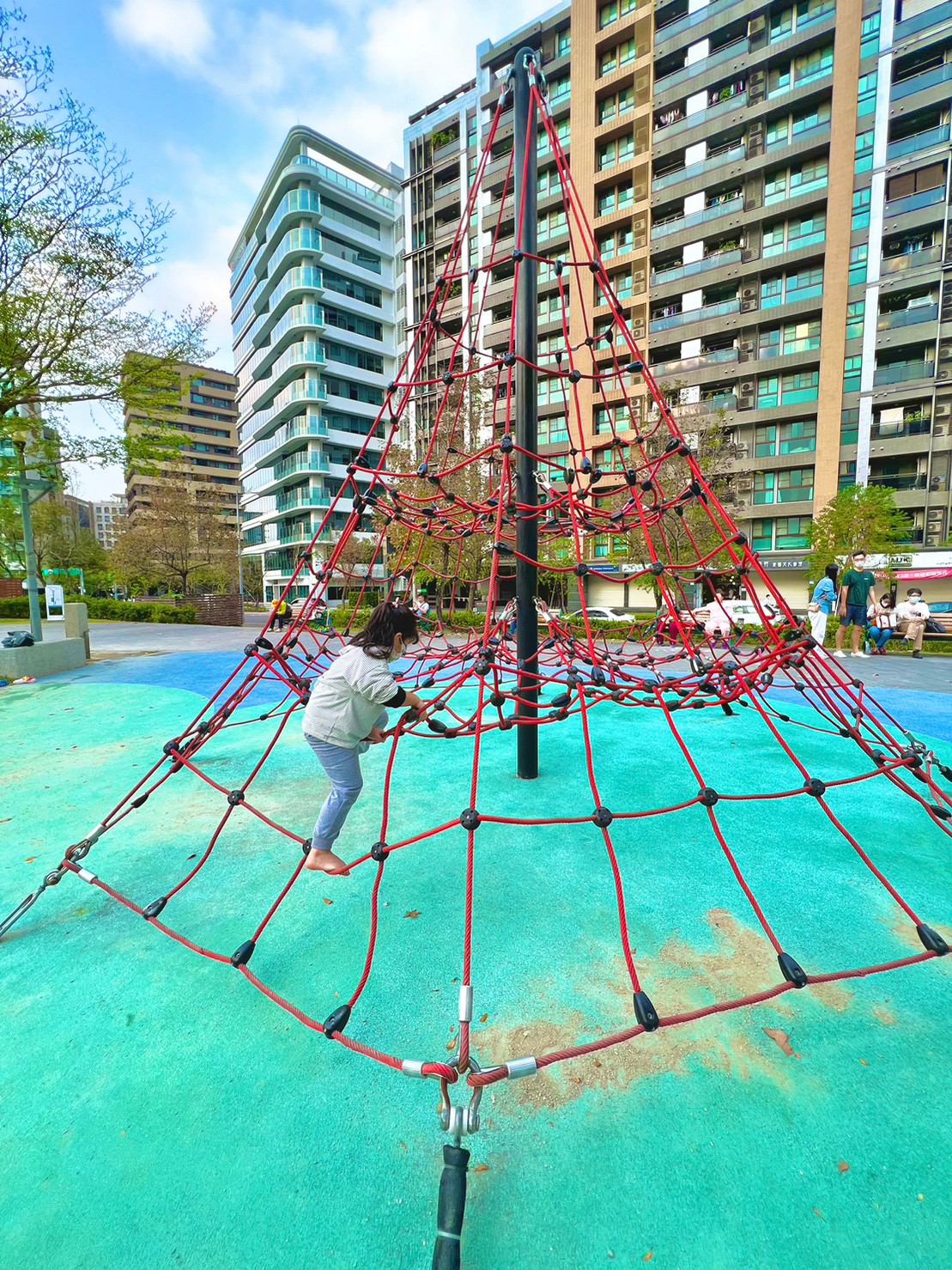 台北內湖公園推薦|明美公園 足球造型溜滑梯/超大戲沙池/磨石子溜滑梯 - 第11張圖