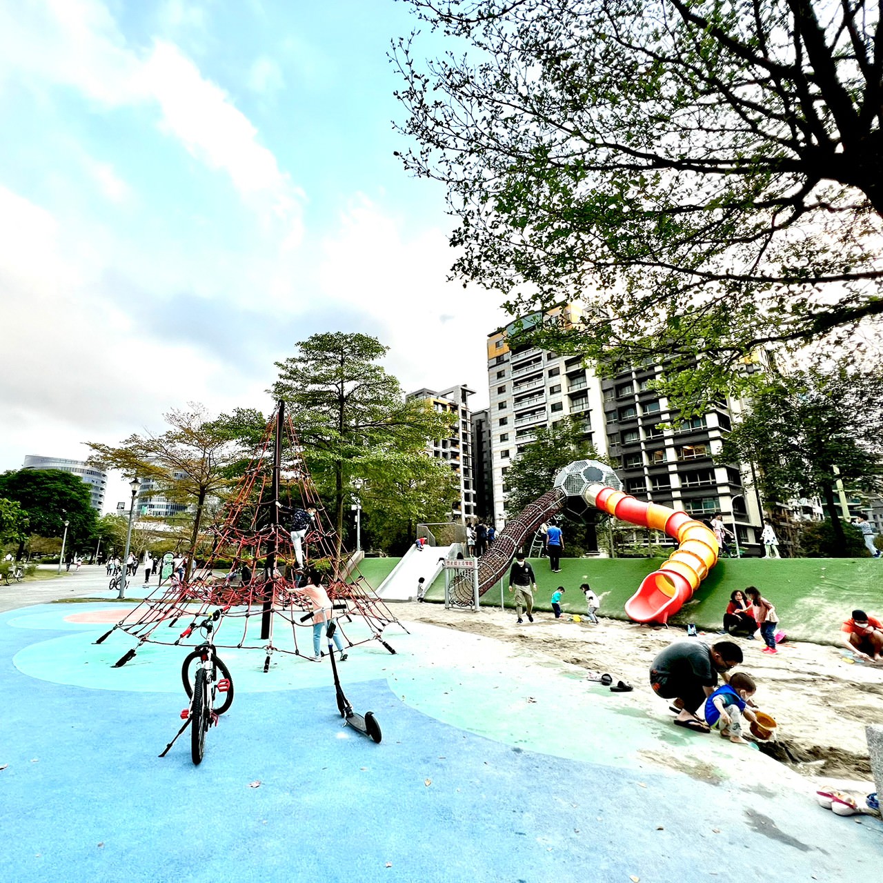台北內湖公園推薦|明美公園 足球造型溜滑梯/超大戲沙池/磨石子溜滑梯 - 第2張圖