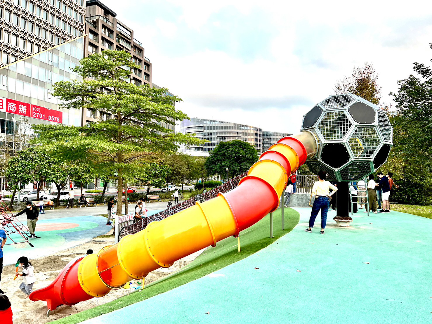 台北內湖公園推薦|明美公園 足球造型溜滑梯/超大戲沙池/磨石子溜滑梯 - 第4張圖