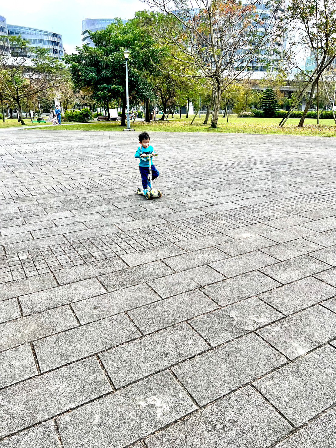 台北內湖公園推薦|明美公園 足球造型溜滑梯/超大戲沙池/磨石子溜滑梯 - 第15張圖
