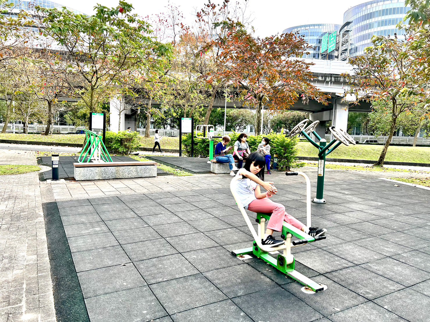 台北內湖公園推薦|明美公園 足球造型溜滑梯/超大戲沙池/磨石子溜滑梯 - 第14張圖