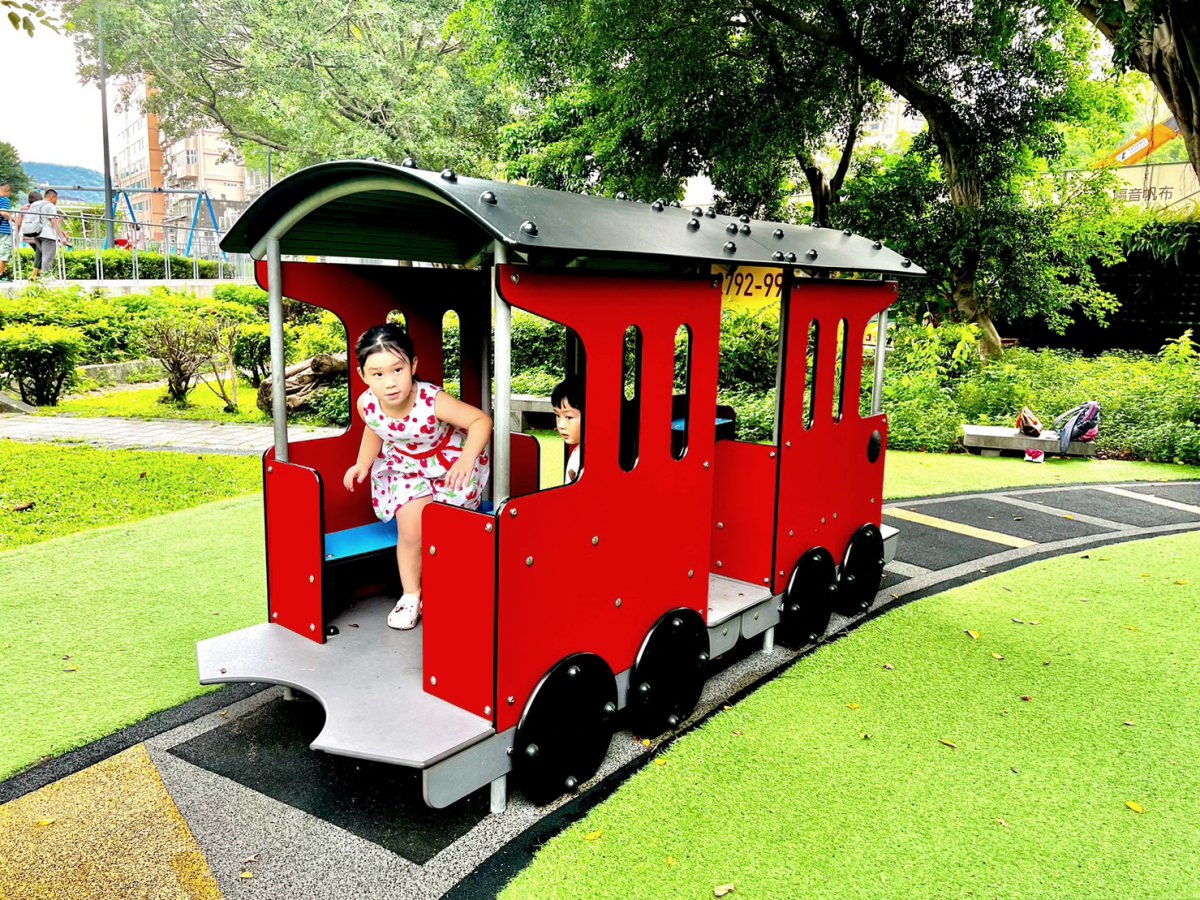 台北北投親子公園|長安公園 可愛小火車站公園,迷你火車鐵道溜滑梯超好玩 - 第14張圖