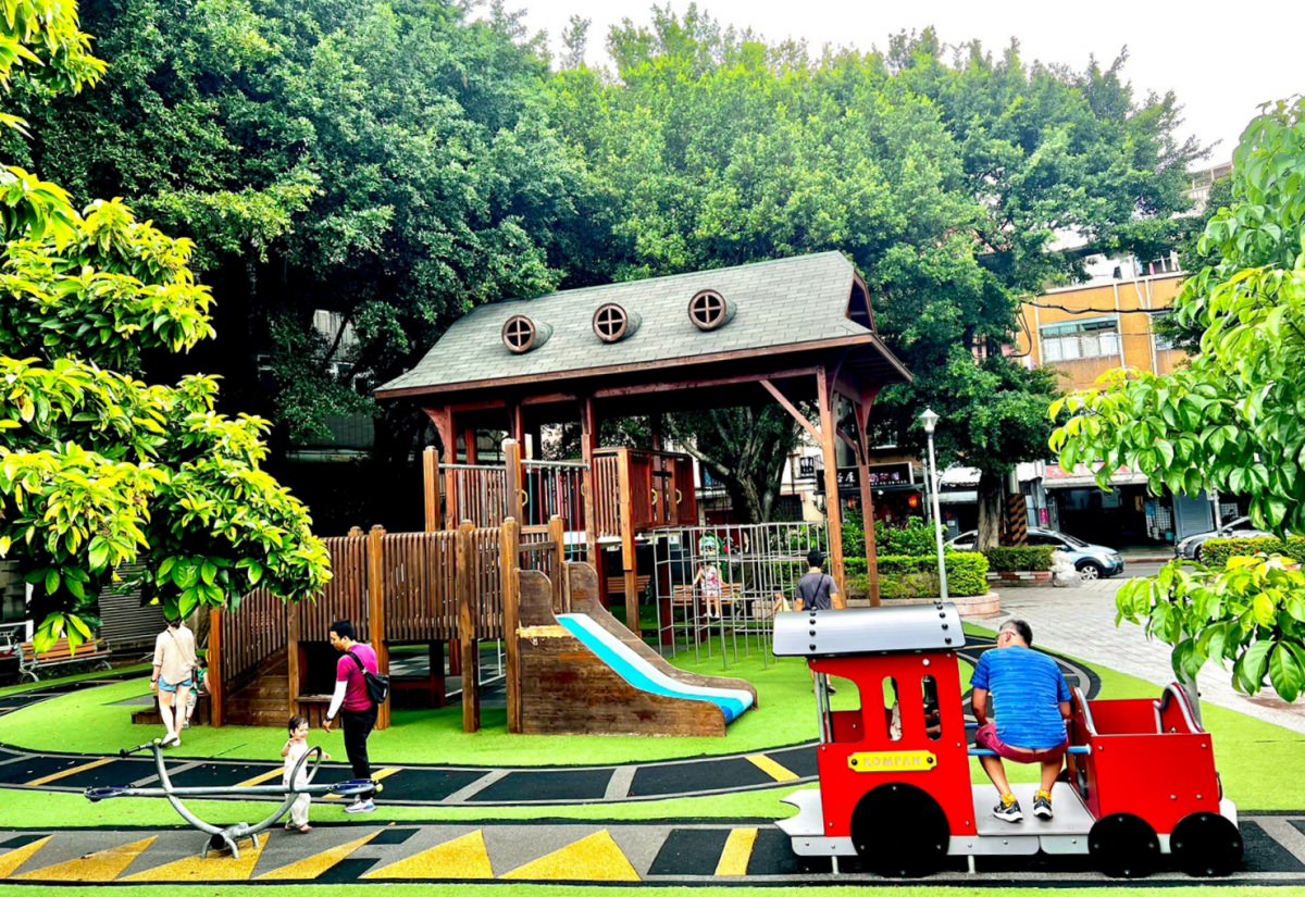 台北北投親子公園|長安公園 可愛小火車站公園,迷你火車鐵道溜滑梯超好玩 - 第1張圖 長安公園