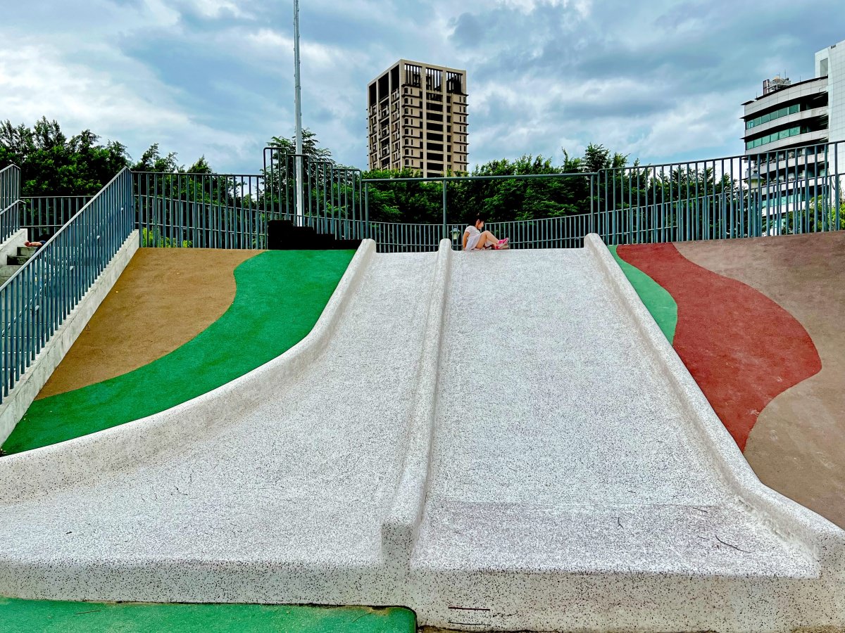 台北|北投福星公園 火山侏儸紀恐龍公園造型 場地大遊具多放電超好玩。 - 第5張圖