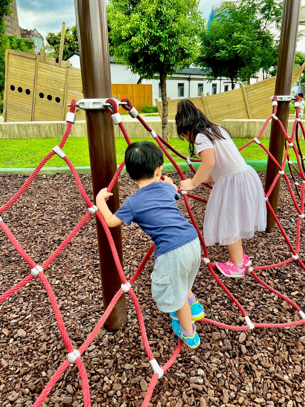 台北|北投福星公園 火山侏儸紀恐龍公園造型 場地大遊具多放電超好玩。 - 第9張圖