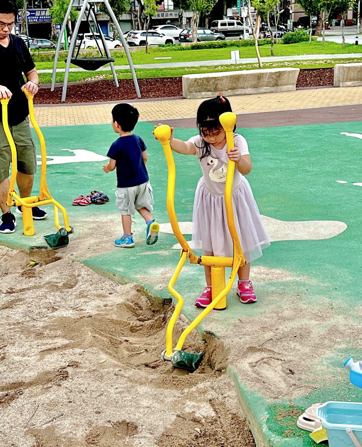 台北|北投福星公園 火山侏儸紀恐龍公園造型 場地大遊具多放電超好玩。 - 第7張圖