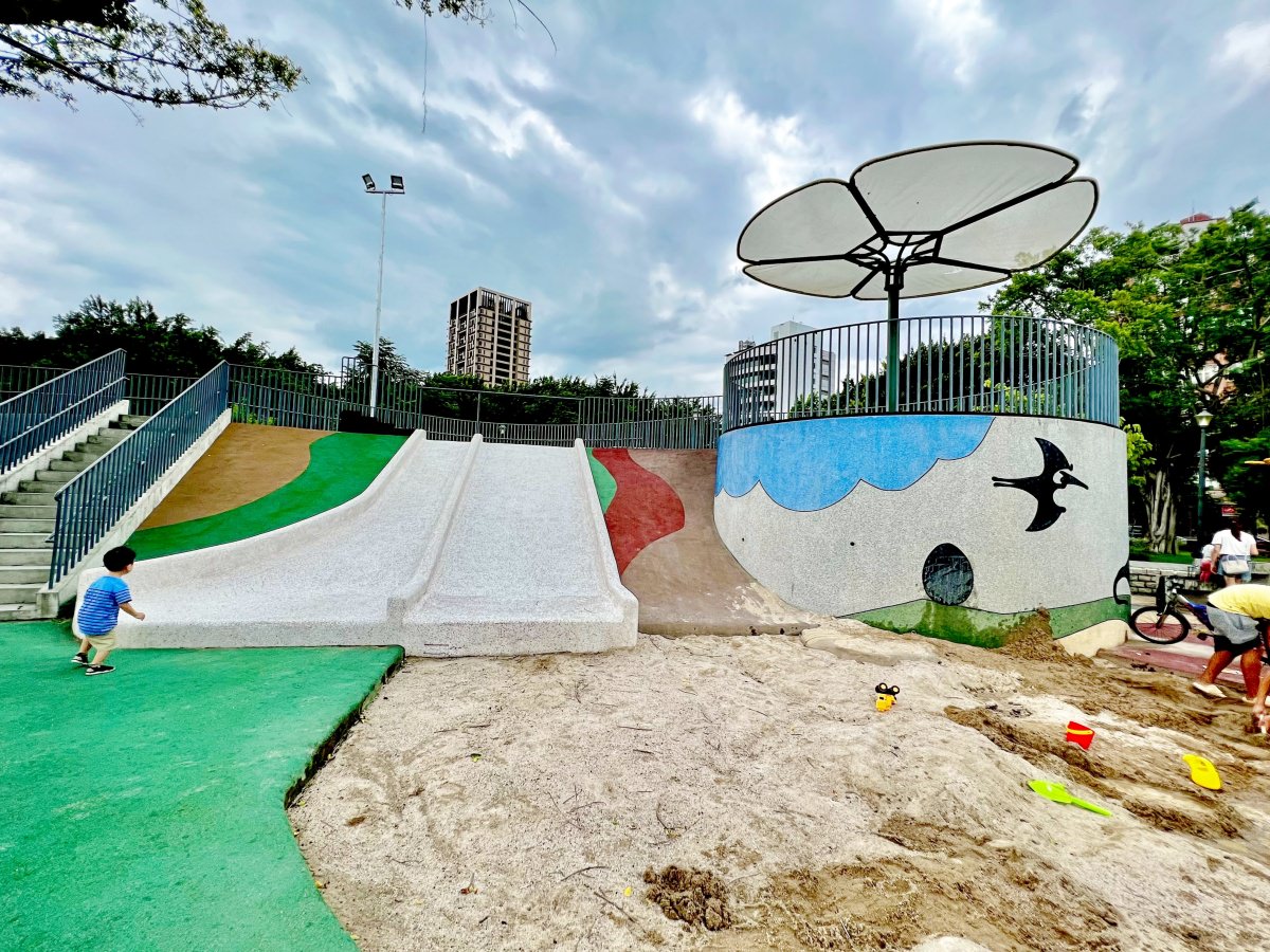 台北|北投福星公園 火山侏儸紀恐龍公園造型 場地大遊具多放電超好玩。 - 第4張圖