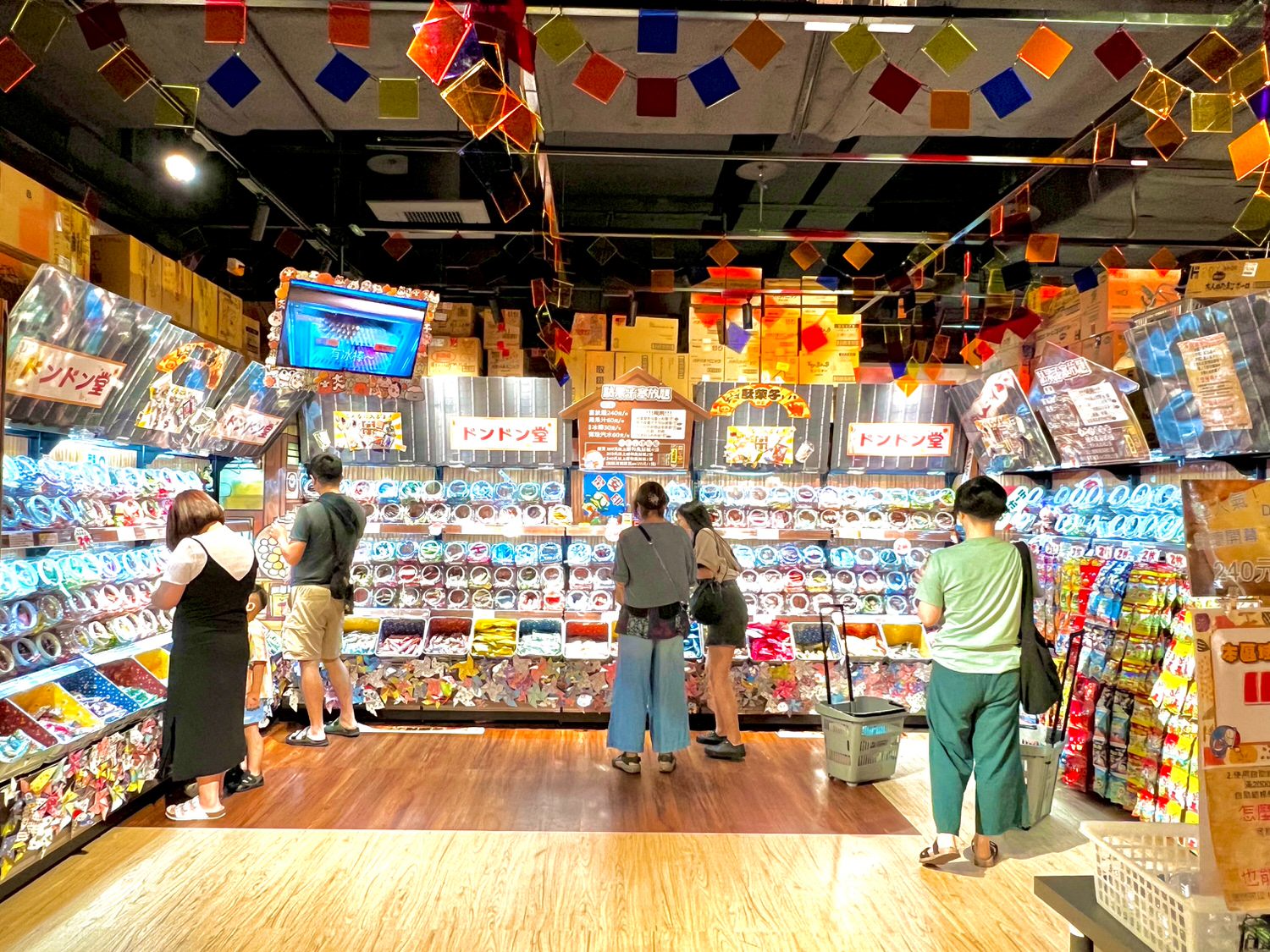 南港新景點|唐吉訶德南港店 必逛必吃5亮點整理 美妝專區/和牛串/鮮選壽司/現煮專區/糖果塞到飽 - 第18張圖