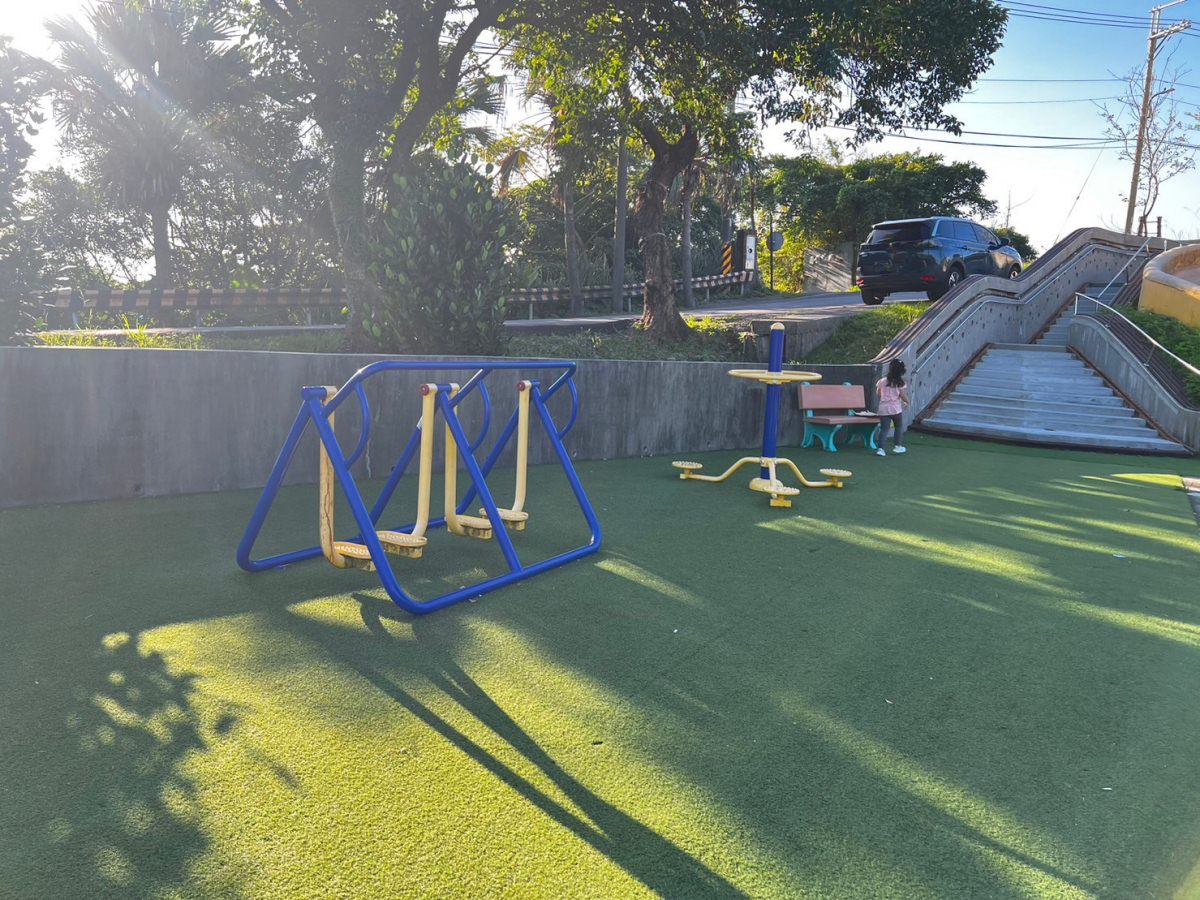 基隆特色公園|孝德公園 20公尺長溜滑梯 不用特地來,要來記得帶滑草板! - 第7張圖