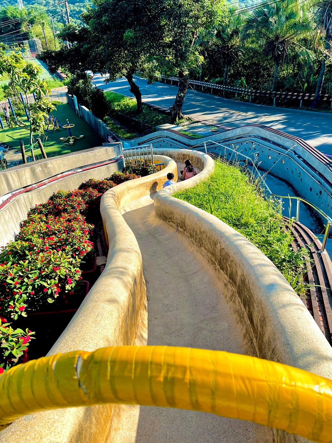 基隆特色公園|孝德公園 20公尺長溜滑梯 不用特地來,要來記得帶滑草板! - 第3張圖