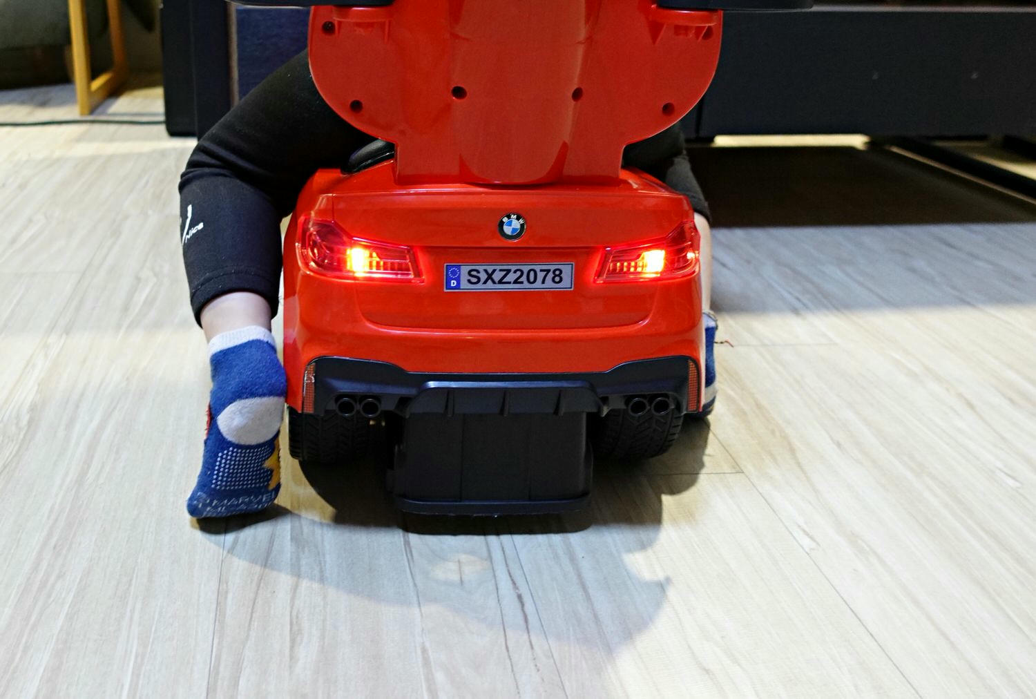 聰明媽咪兒童超跑BMW M5 四合一兒童嚕嚕車 搖擺車、手推車、助步車、滑步車一台搞定 - 第11張圖