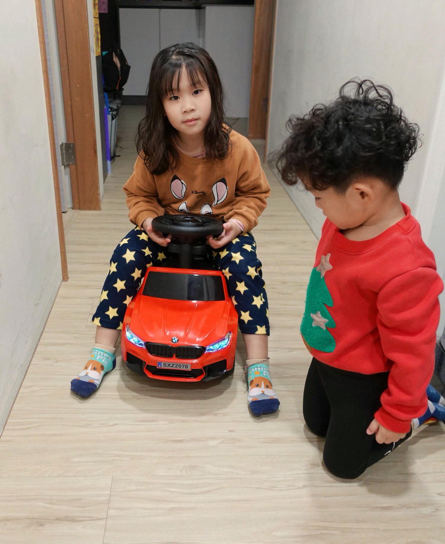 聰明媽咪兒童超跑BMW M5 四合一兒童嚕嚕車 搖擺車、手推車、助步車、滑步車一台搞定 - 第18張圖