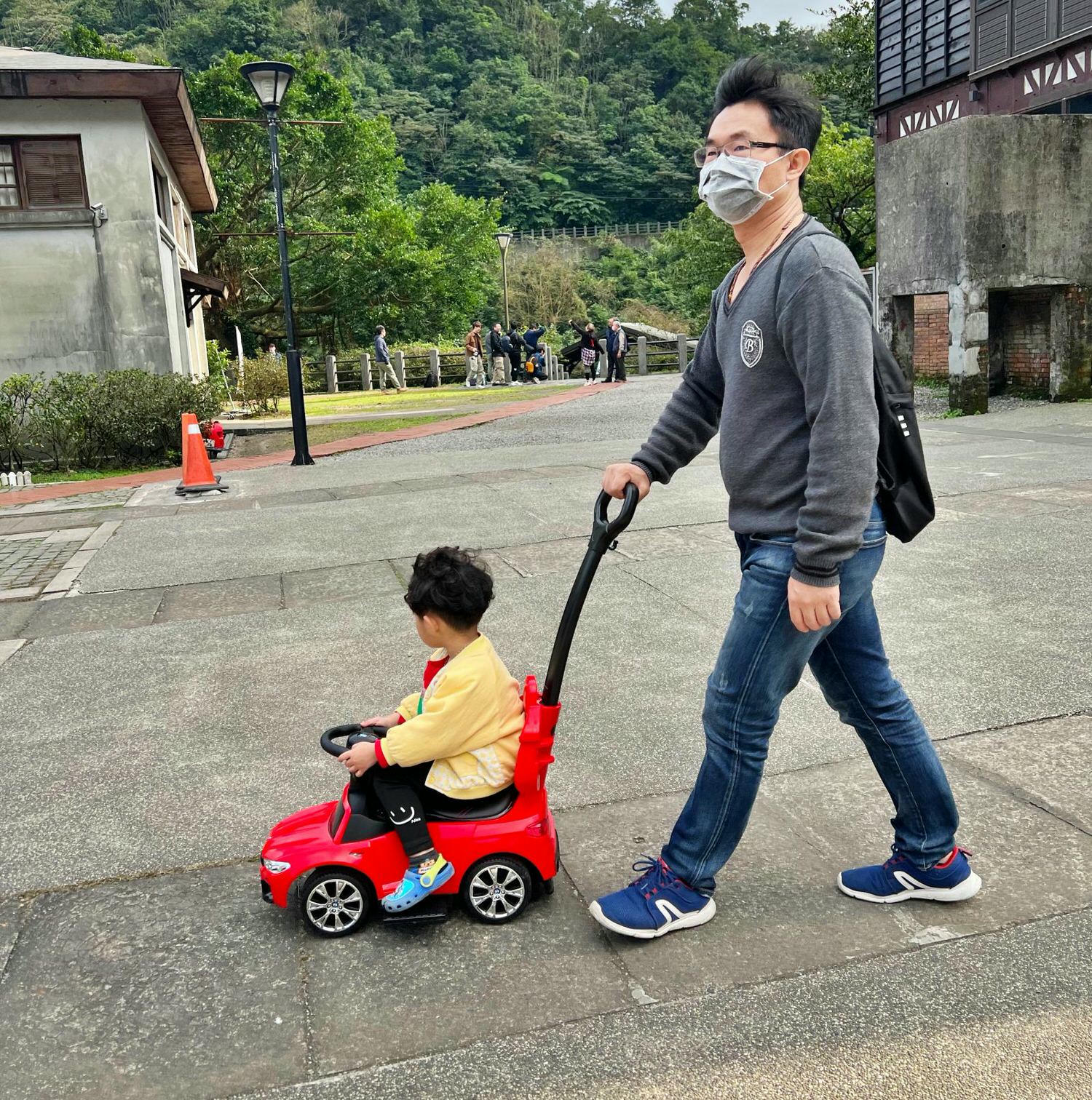 聰明媽咪兒童超跑BMW M5 四合一兒童嚕嚕車 搖擺車、手推車、助步車、滑步車一台搞定 - 第12張圖