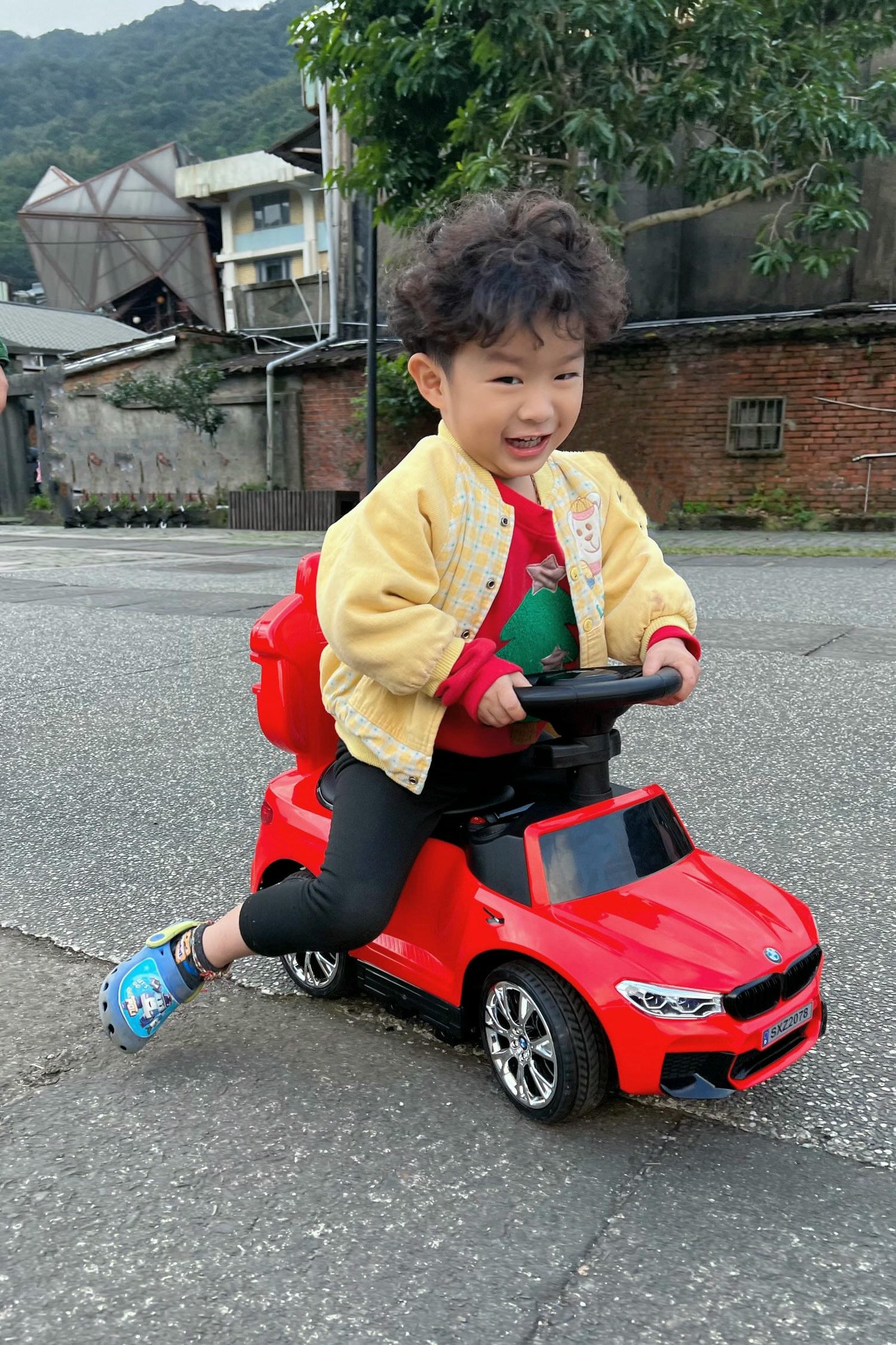 聰明媽咪兒童超跑BMW M5 四合一兒童嚕嚕車 搖擺車、手推車、助步車、滑步車一台搞定 - 第20張圖