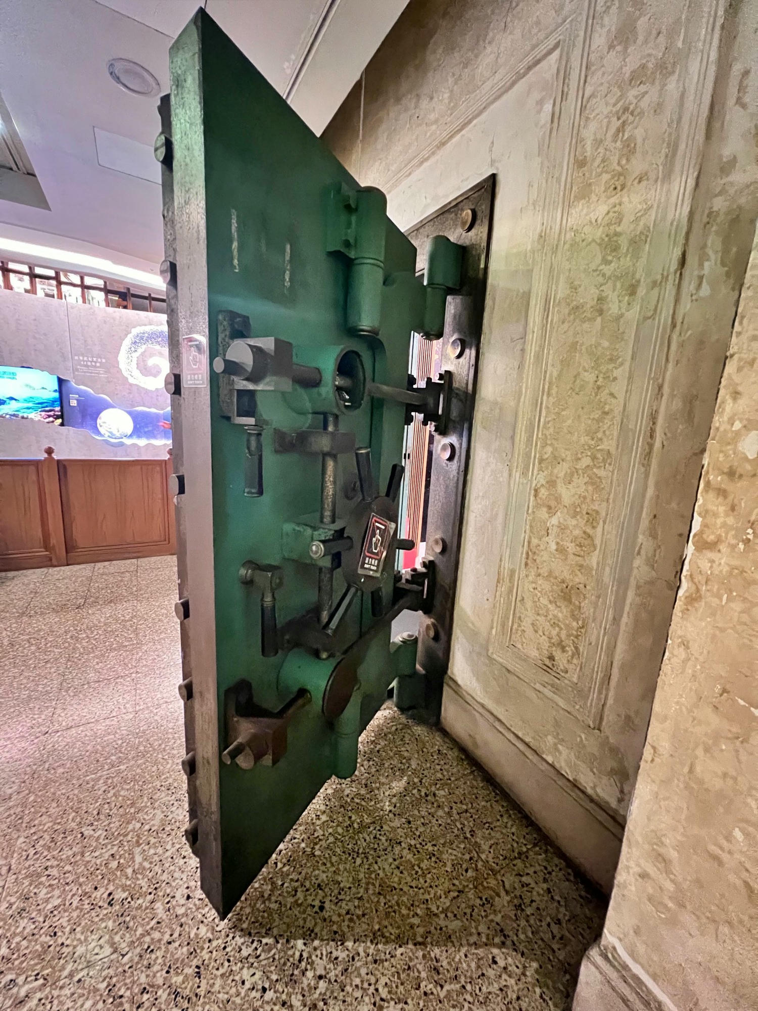台北景點|國立臺灣博物館(土銀展示館) 恐龍迷必訪,超大巨型恐龍超震撼!台北雨天景點備案推薦! - 第33張圖