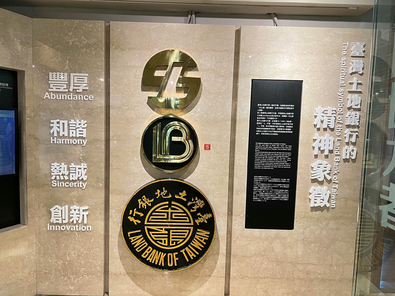 台北景點|國立臺灣博物館(土銀展示館) 恐龍迷必訪,超大巨型恐龍超震撼!台北雨天景點備案推薦! - 第27張圖