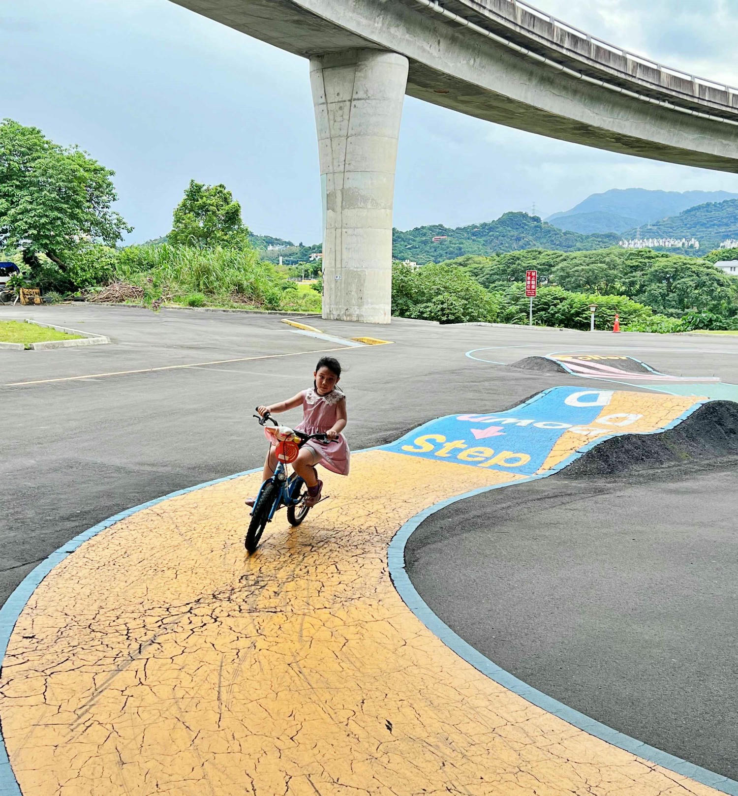 新北親子景點|新店小碧潭微樂山丘自行車躍動場 享受自行越野車的樂趣! - 第14張圖