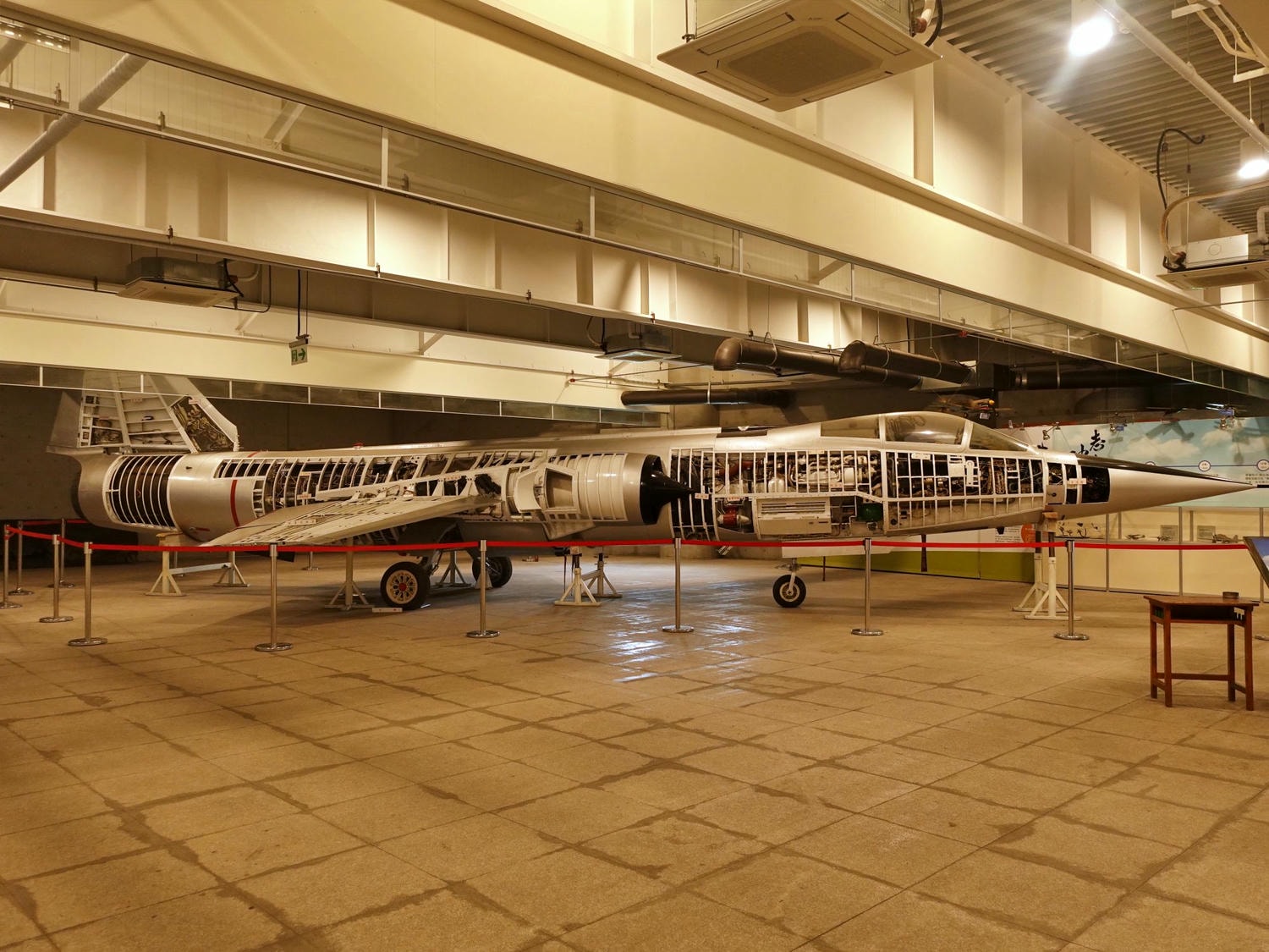 高雄岡山景點推薦|航空教育展示館 全亞洲唯一懸吊飛機的博物館,軍事迷、航空迷不能錯過! - 第28張圖