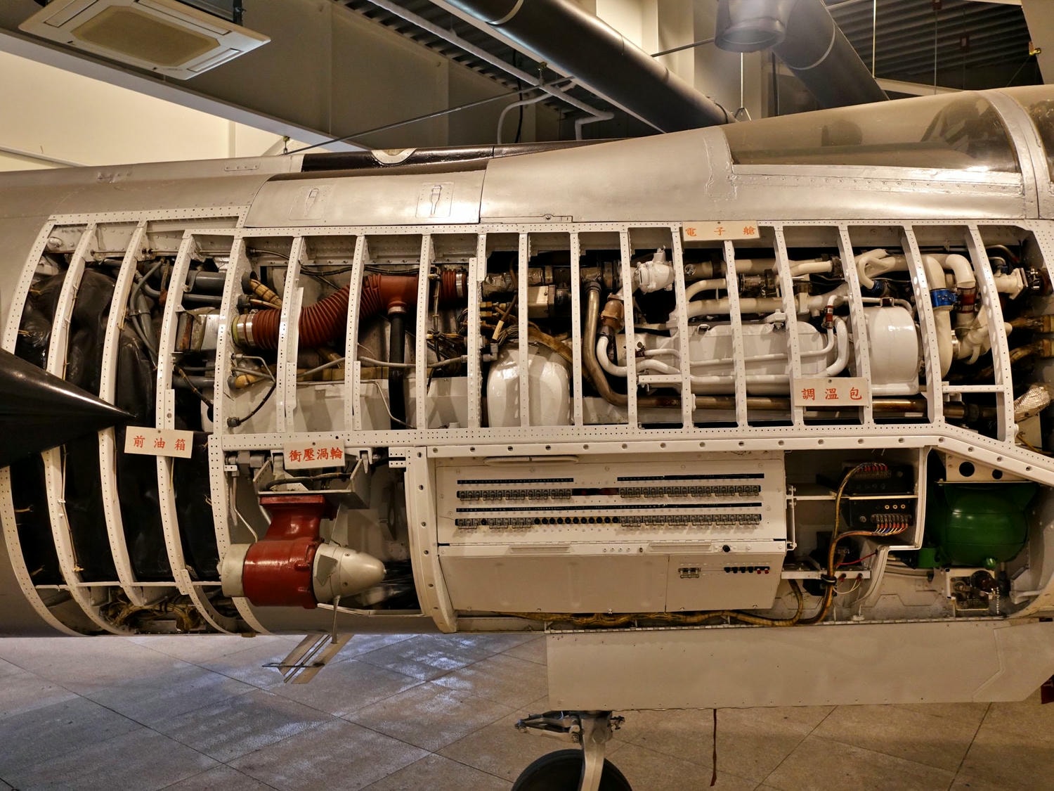 高雄岡山景點推薦|航空教育展示館 全亞洲唯一懸吊飛機的博物館,軍事迷、航空迷不能錯過! - 第29張圖