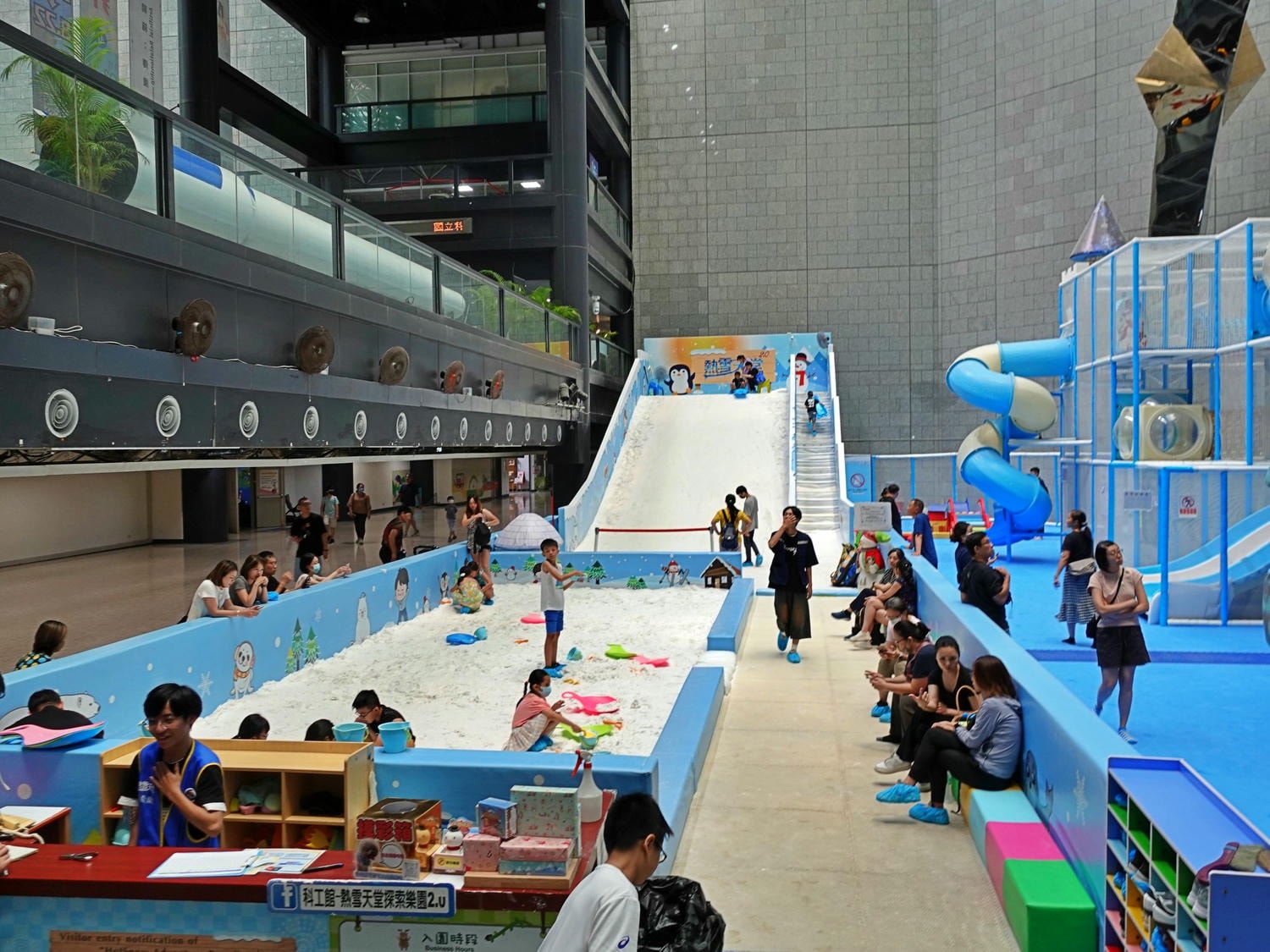 高雄|熱雪天堂探索樂園2.0 兒童滑雪樂園&三層樓高溜滑梯 - 第7張圖