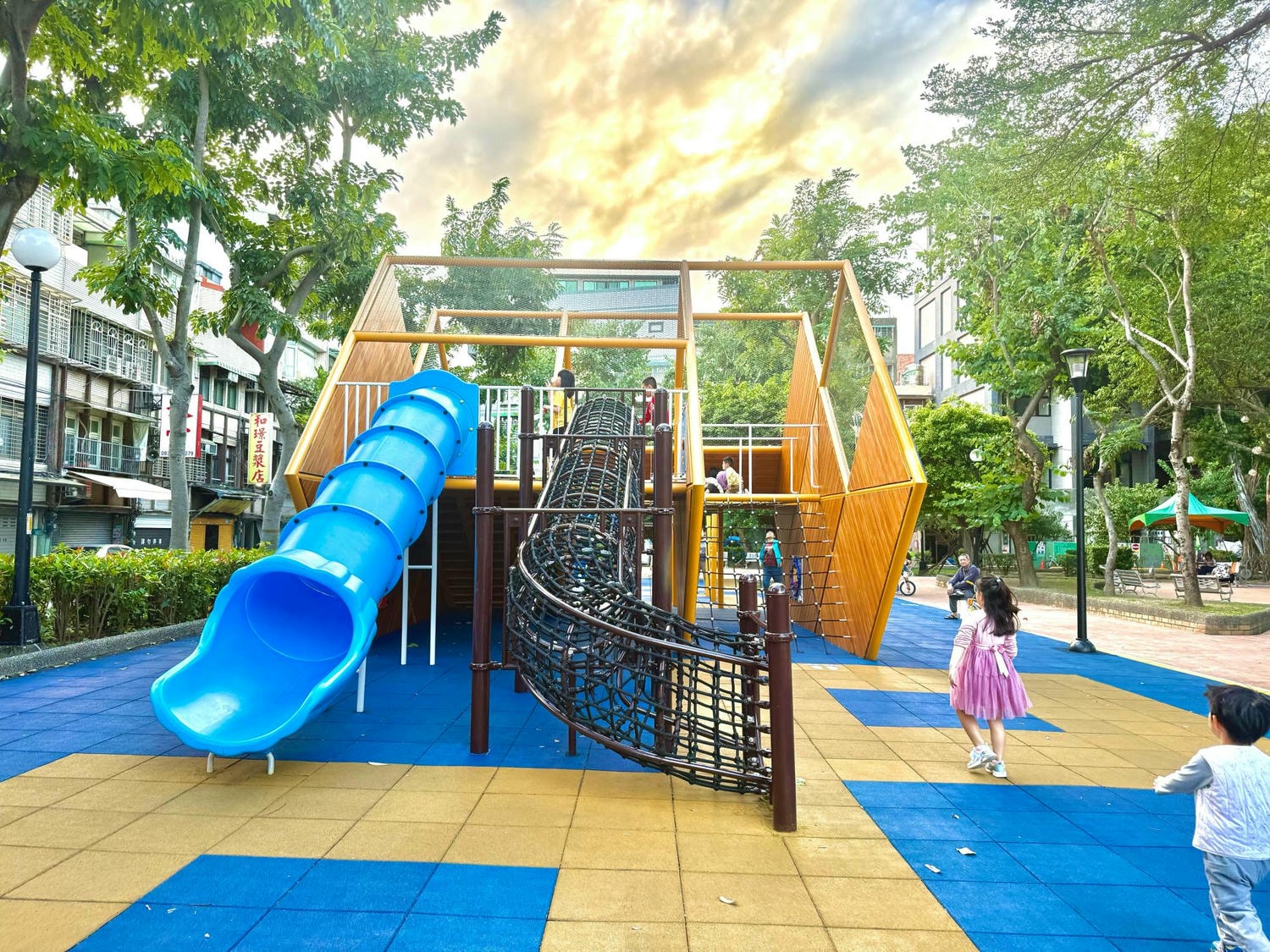 三重大永德公園|魔術方塊造型溜滑梯,還有魔術方塊可以玩喔! - 第7張圖
