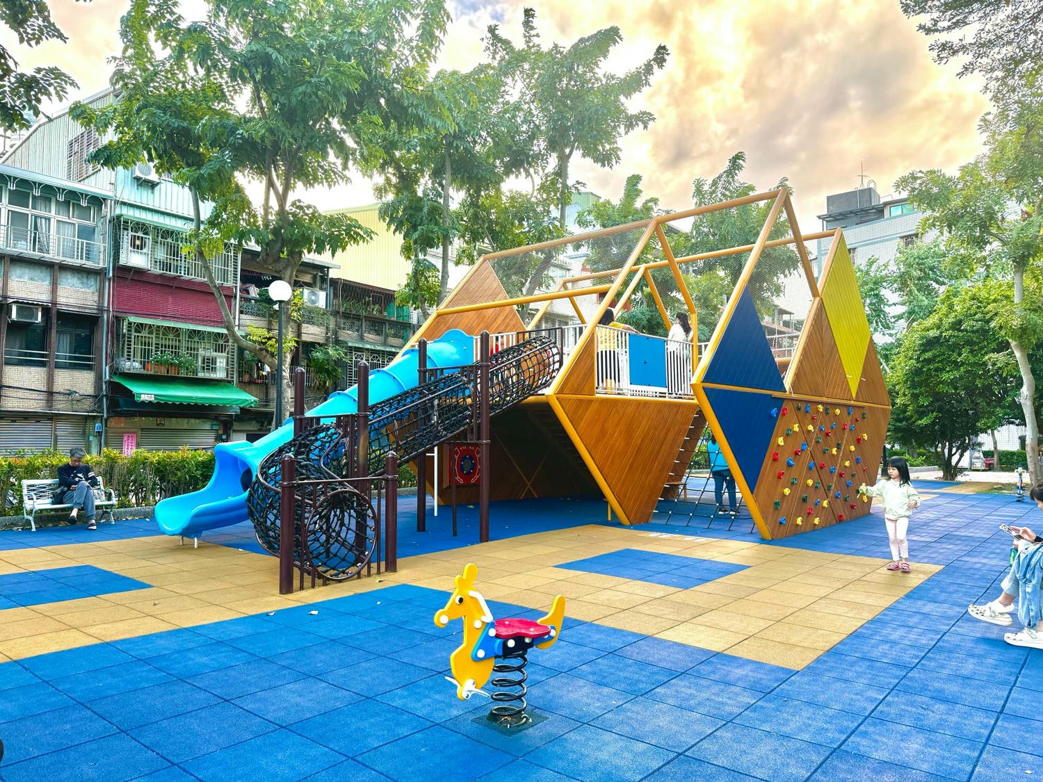 三重大永德公園|魔術方塊造型溜滑梯,還有魔術方塊可以玩喔! - 第5張圖